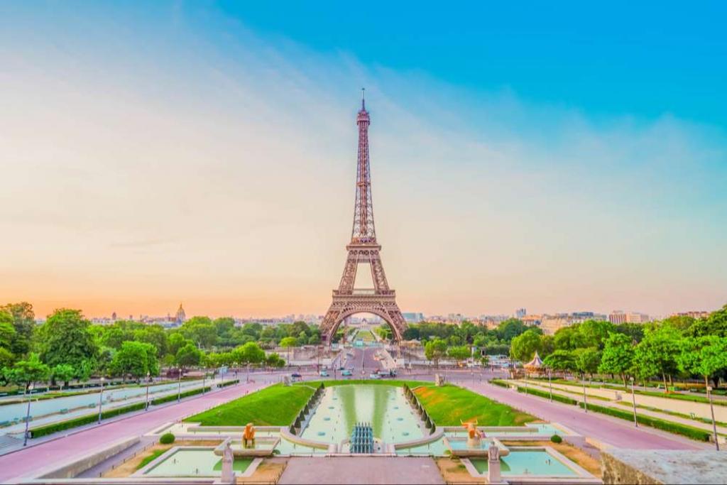 Eiffel Tower: where to see the monument apart from in Paris?