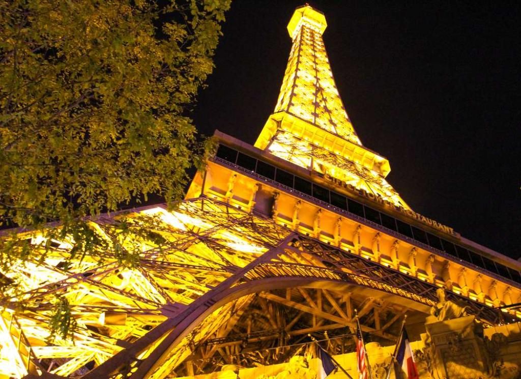 Is it Legal to Photograph the Eiffel Tower at Night?